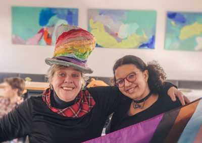 Zwei Frauen beim Regen-Bogen-Brunch