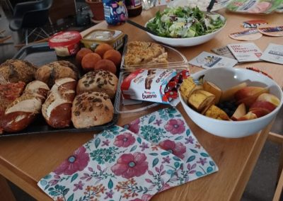 Gedeckter Tisch beim Regenbogenbrunch